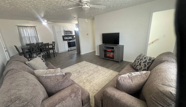 5 Mins to FLW Gate-Sleeps 10-Newly Remodeled