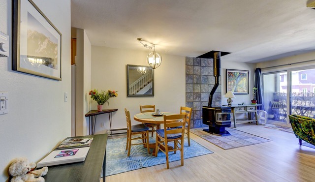 5 mins to Pearl Street Mall and 1 min walk to gorgeous trails!