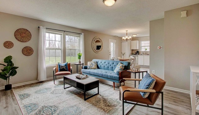 5 Mins to Ruoff! Dog Friendly! Large back yard!