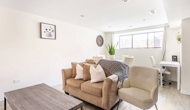 5 mins to the United Center! Cozy 2 bedroom apartment