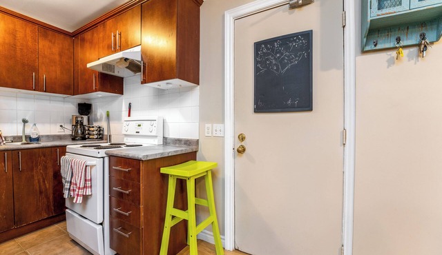 5 mins to uOttawa & Elgin St. Pet friendly, exec apartment next to the Canal!