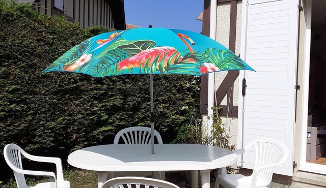 5 mins walk from the beach, cottage with private garden
