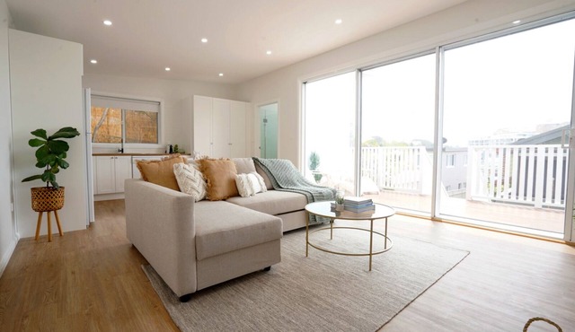 5 mins walk to Beach - Modern Beachy Escape. Netflix, Full Kitchen, Comfy Beds!