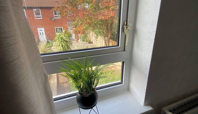 5 mins walk to the riverside and town/restaurants/castle/showground 5 min drive