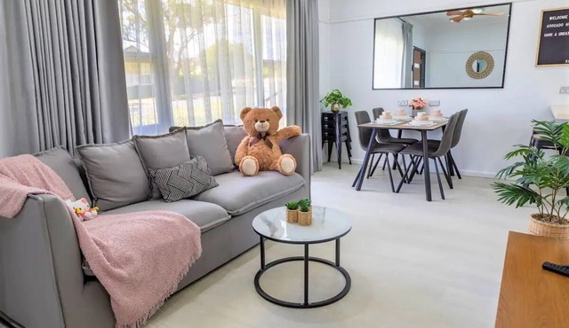 5 mins walk to station, Entire Sydney House 悉尼整栋度假屋, 五分钟步行到火车站