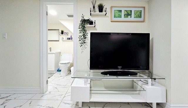 5 MINS WALK TO TRINITY BELLWOOD PARK! 2 bedroom downtown Toronto