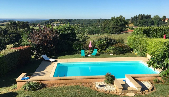 5 minutes from Sarlat, studio with swimming pool