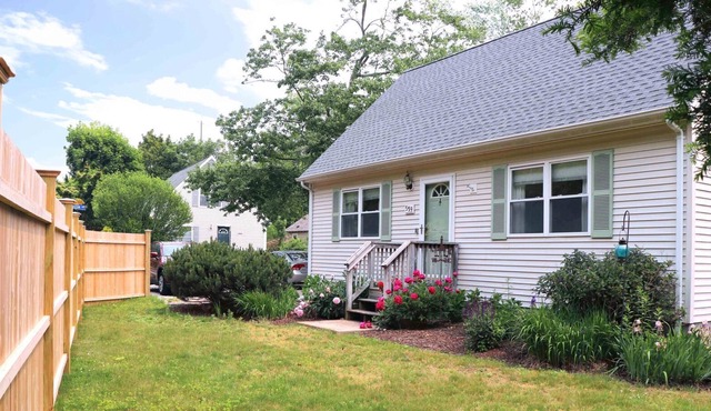 5 Minute drive to beautiful Narragansett Beach, walk to Narrow River