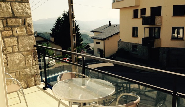 5-minute walk from the gondolas, bright T3, sleeps 8, free wifi.