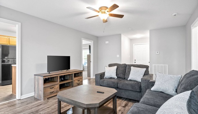 5 minute to gate 4, pets welcome, fenced back yard -weekly, monthly discount
