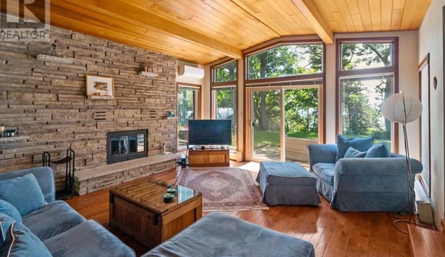 5 Minute to Whiskey Run Golf Course! Waterfront property- Hot tub + Sauna!