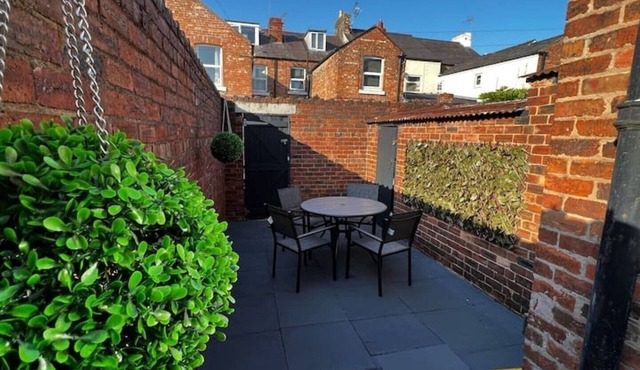 5 Minute Walk From Chester City Centre. Spacious House Sleeps up to 7