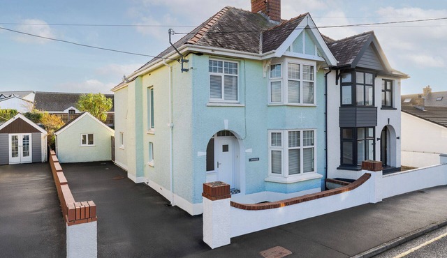 5 minute walk to beach, restaurants and pubs. Family and pet friendly 4bed house