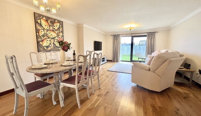 5 minute walk to beach, quite cul-de-sac location, parking for 3 cars