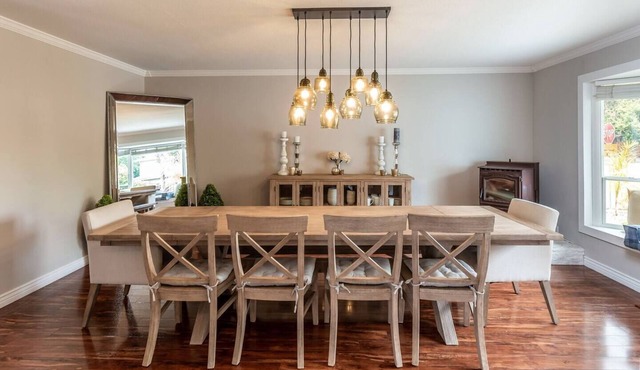 5-minute walk to light rail → direct Super Bowl stadium access. No driving, no traffic, no parking stress. Spacious 5BR luxury home with chef’s kitchen.