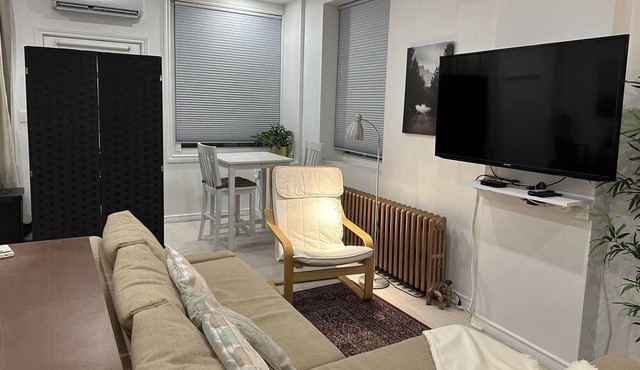 5-Minute walk to the lake, cozy and spacious studio for two!
