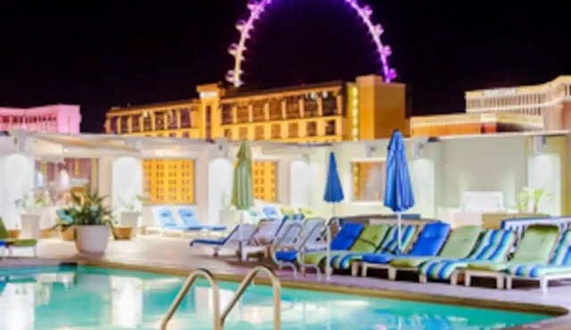 5 Minute walk to the LV Strip and The Sphere! No resort Fees. Luxury Hotel.