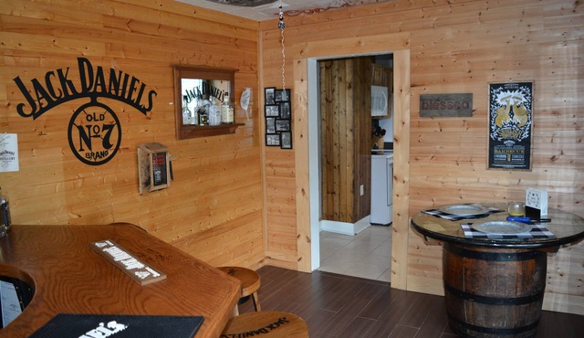 5-minute walk to the Square or JD Distillery; 15-minute drive to Tim's Ford Lake