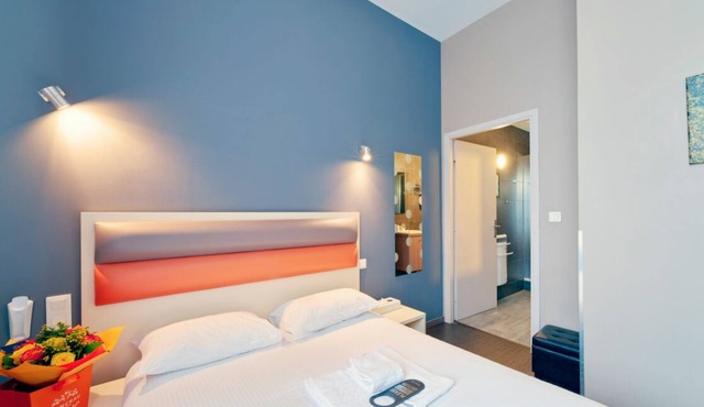 5 Minutes by Foot Away From The National University Library! Pets Are Welcome!