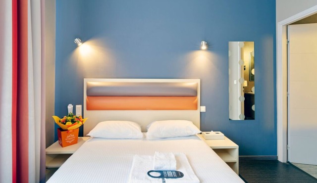 5 Minutes by Foot Away From The National University Library! Pets Are Welcome!