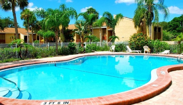 5 minutes drive to nr Siesta Key 1/1 Large condo. The pool heated