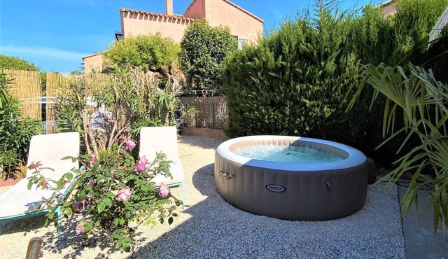 5 minutes from the beach, quiet renovated house with wifi, air conditioning and jaccuzi
