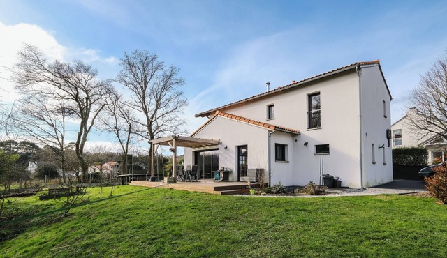 5 minutes from the beach, large seaside villa with beautiful garden, Wifi/TV