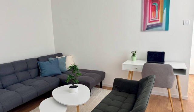 5 minutes from the train station! Bright and spacious apartment