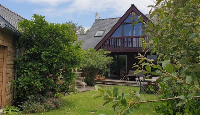 5 minutes from a surfing beach, bright and quiet wooden house