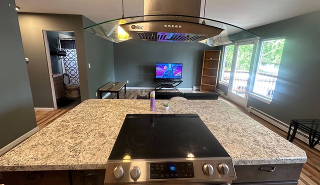 5 minutes from airport & downtown! 2BR with balcony & free WIFI! Secured & Quiet