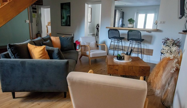 5 minutes from avenue de Champagne and in the center of town in a quiet street