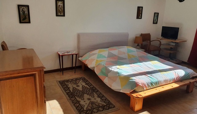 5 minutes from Carcassonne, fully-equipped studio with terrace.