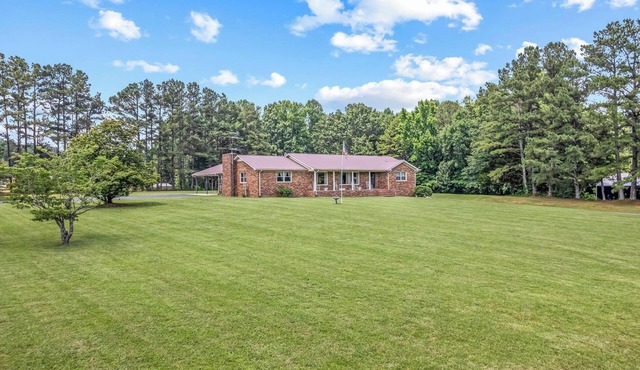5 minutes from Center Hill Lake! Fire-pit, Level Parking, 4 Bedrooms!