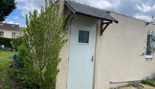 5 minutes from Chambly, small house at the bottom of the garden