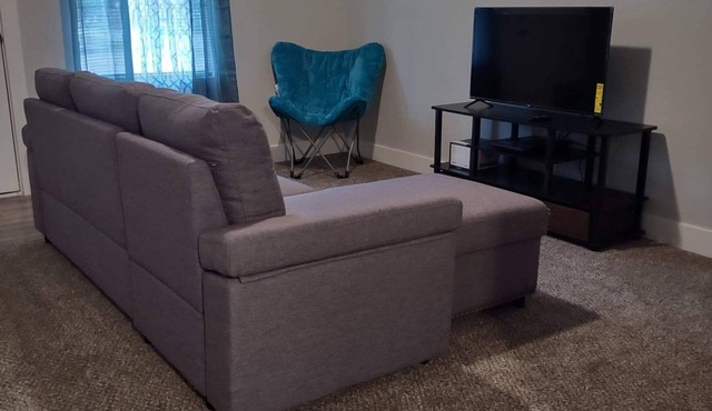 5 Minutes from Downtown! Cheerful Four Bedroom Home