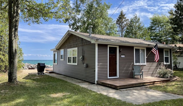 5 minutes from Downtown East Tawas, On The Rocks is a cottage on Lake Huron