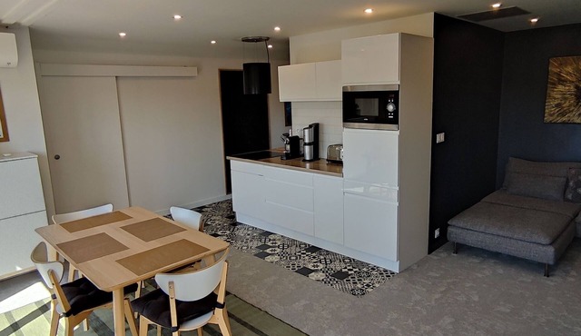 5 minutes from downtown! Apartment with gym