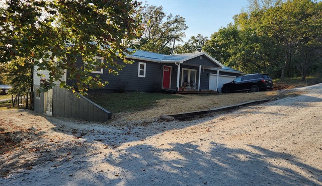 5 minutes from Downtown Warsaw! Remodeled Home W/Game Room, Deck & Fenced Yard.