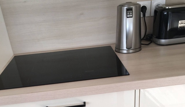 5 minutes from a large park, shops and transport