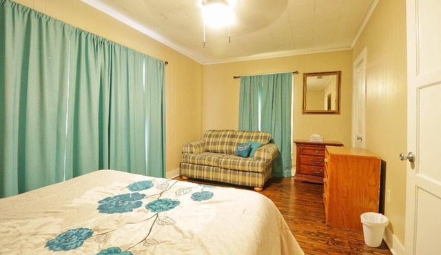 5 minutes from Kilgore College! It's conveniently located to surrounding cities.
