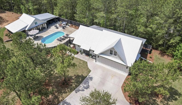 5 Minutes from Lake/Cozy Mountain Home with a Heated Pool & Pool House!