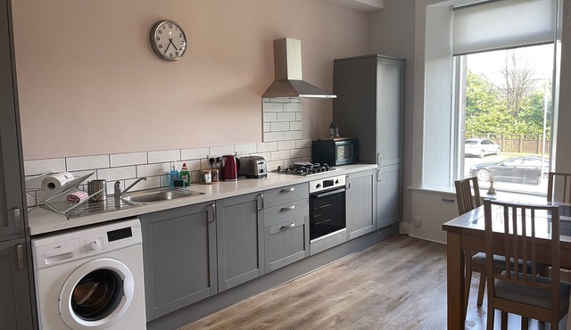 5 minutes from Loch Lomond. Newly Renovated 1 Bed Ground Floor Flat.