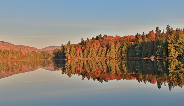 5 minutes from Mont-Garceau! Waterfront cottage with spa in Saint-Donat.