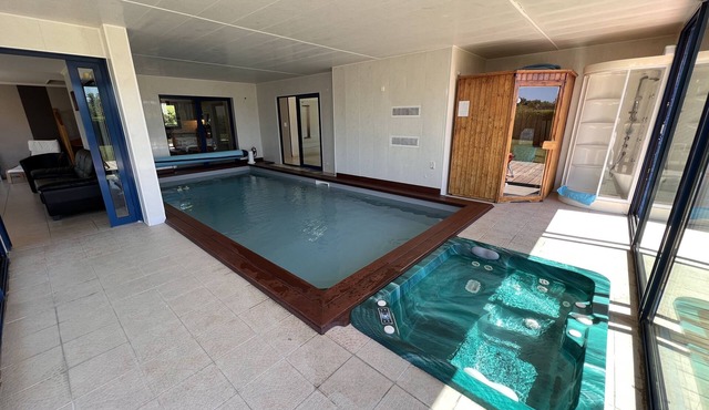 5 minutes from the beach, comfortable villa with pool and spa