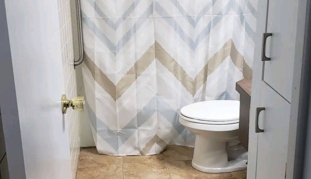 5 minutes from Tech/UMC/book a quaint 3 bedroom home w/wifi and laundry