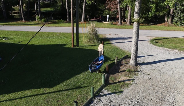 5 minutes from the beach! Water access with kayaks and launch from house!