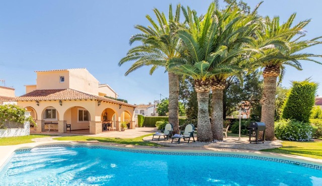 5 minutes from the beach! Ideal house for families, with private pool.