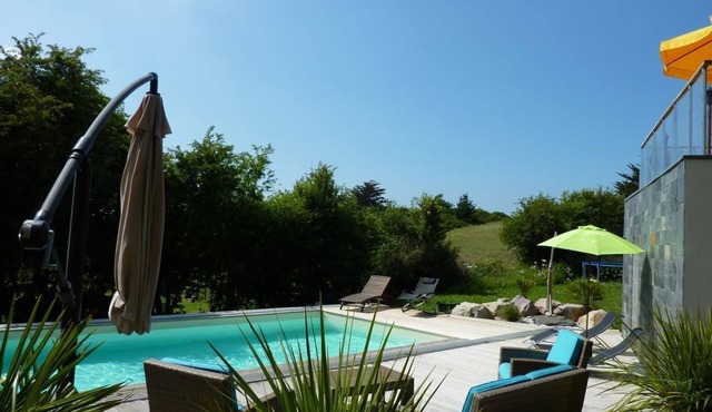 5 minutes from the beach, heated indoor pool, sauna, pets welcome