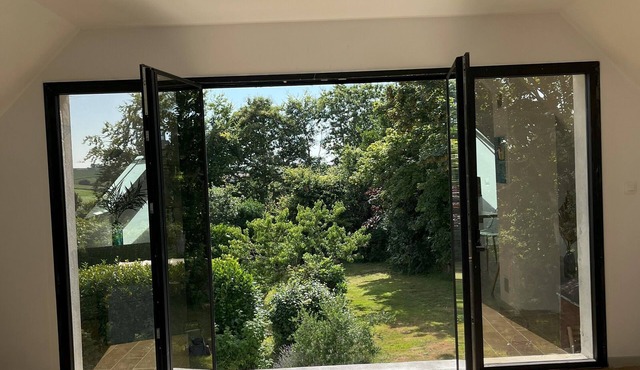 5 minutes from the sea, apartment in the heart of a large garden. Pets allowed