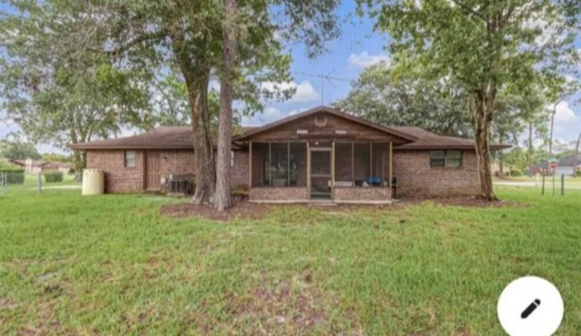 5 minutes from the Jacksonville airport and 10 minutes from the zoo.